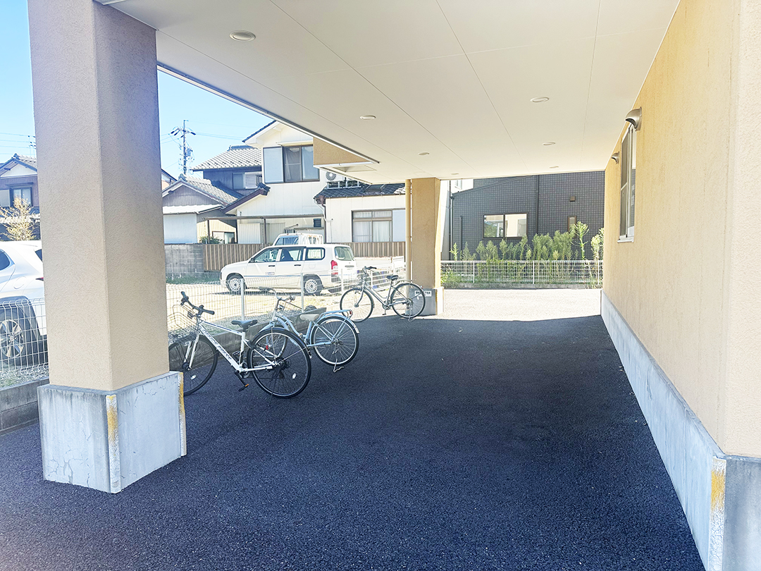 【駐輪所】自転車スペースも広々と。屋根があるガレージタイプなので、雨にも雪にも負けません。