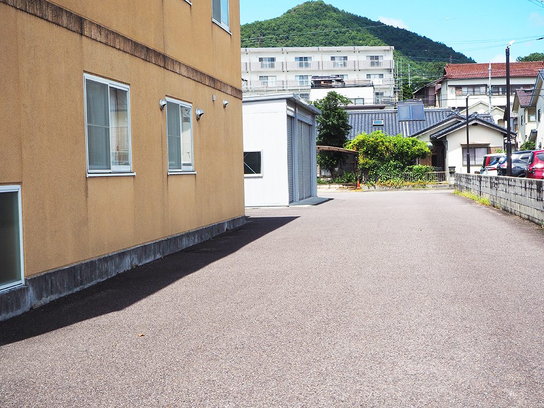 【校舎の敷地】敷地広く、駐車は困りません